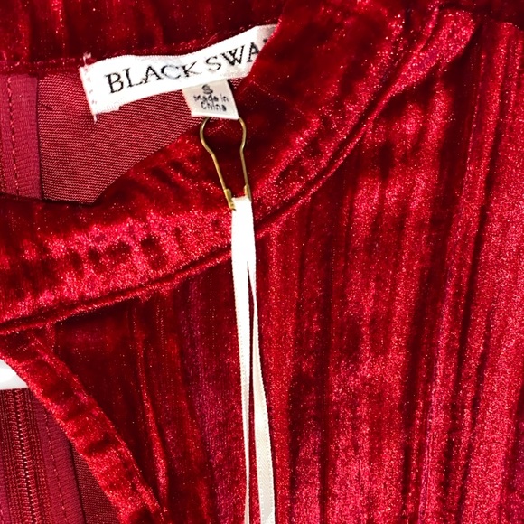 Keyhole Cutout High-Neck Red Velvet Dress - Picture 3 of 4